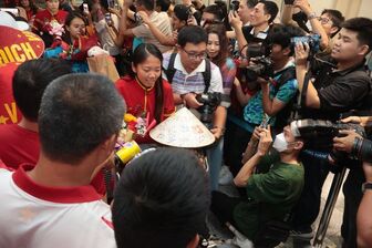 Người hâm mộ chào đón đội tuyển nữ Việt Nam trở về từ World Cup