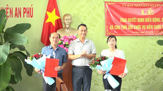 UBND huyện An Phú trao quyết định điều động, bổ nhiệm viên chức ngành giáo dục