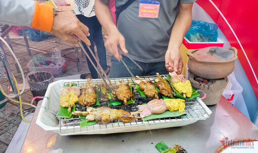 Ếch nướng kiểu Campuchia mập ú, thơm lừng khiến du khách 'mê tít' ở An Giang