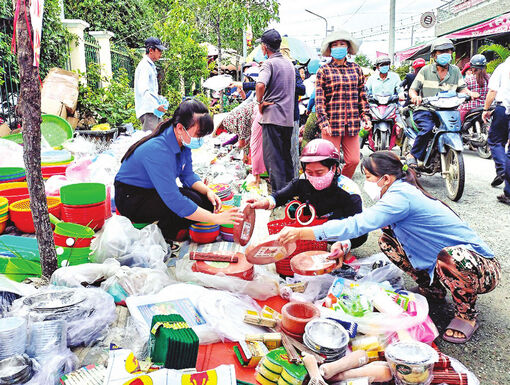 Long An: Nhộn nhịp chợ phiên