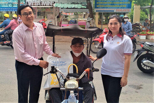 180 người bán vé số lưu động trên địa bàn TP. Châu Đốc được trợ giúp khó khăn