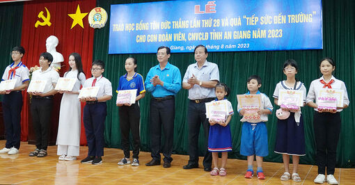 An Giang trao 174 suất Học bổng Tôn Đức Thắng cho con đoàn viên, công nhân, viên chức vượt khó học giỏi