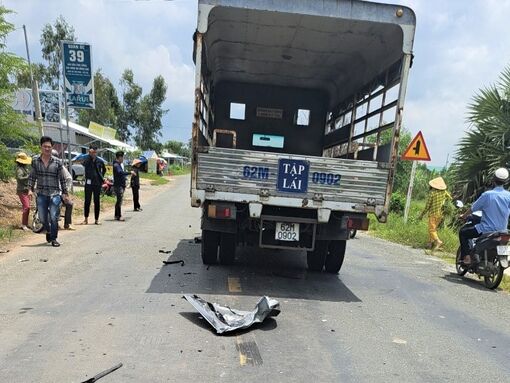 Long An: Xe tải gắn biển tập lái tông ô tô 7 chỗ lật xuống vệ đường