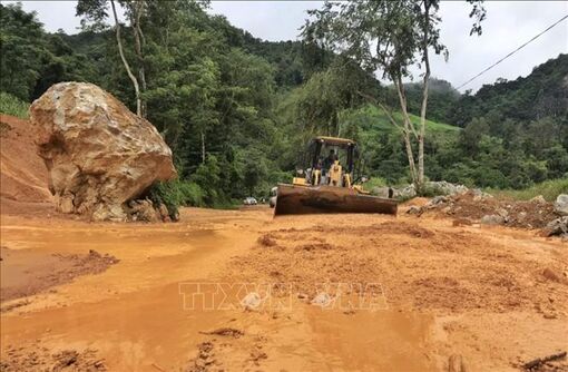 Nhiều điểm sạt lở gây ách tắc giao thông Quốc lộ 279