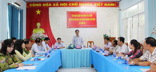 Phó Chủ tịch UBND huyện Châu Thành Nguyễn Tấn Phong kiểm tra tiến độ xây dựng nông thôn mới tại xã Vĩnh An