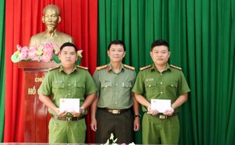 Đại tá Lê Phú Thạnh, Phó Giám đốc Công An An Giang thăm cán bộ, chiến sĩ bị thương khi khống chế đối tượng “ngáo đá”