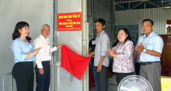 Ban Dân vận Tỉnh ủy An Giang trao nhà Nghĩa tình Dân vận tại huyện Phú Tân