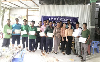 Trang bị kiến thức sửa chữa máy phun thuốc cho nông dân người dân tộc thiểu số Khmer