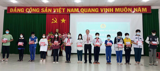 Trao Học bổng Tôn Đức Thắng và quà “Tiếp sức đến trường” cho con đoàn viên, người lao động TX. Tịnh Biên