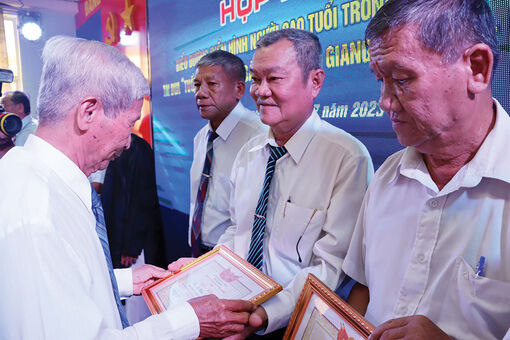 Tuổi cao gương sáng, giúp sức xây đời