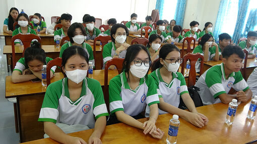 Vùng 5 Hải quân tuyên truyền biển, đảo cho học sinh huyện Tri Tôn