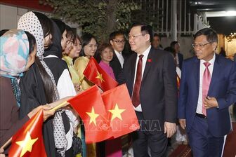 Chủ tịch Quốc hội Vương Đình Huệ gặp gỡ cộng đồng người Việt Nam tại Iran