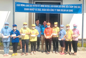 Huyện ủy, HĐND, UBND huyện Chợ Mới thăm, tặng quà công nhân Công ty TNHH Dream An Giang