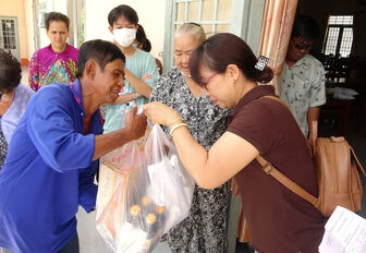 Thêm 100 phần quà cho nạn nhân da cam huyện Tri Tôn