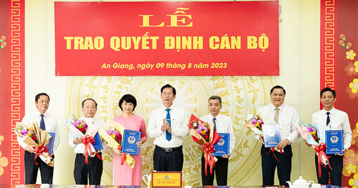 UBND tỉnh An Giang trao quyết định công tác cán bộ