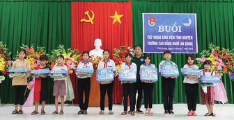 Chuẩn bị năm học mới cho học sinh nghèo ở huyện cù lao