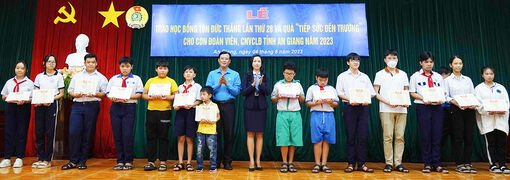 Ấm áp học bổng mang tên Bác Tôn