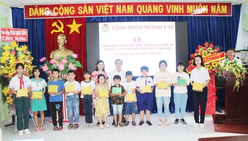 Công đoàn ngành y tế An Giang trao Học bổng Tôn Đức Thắng
