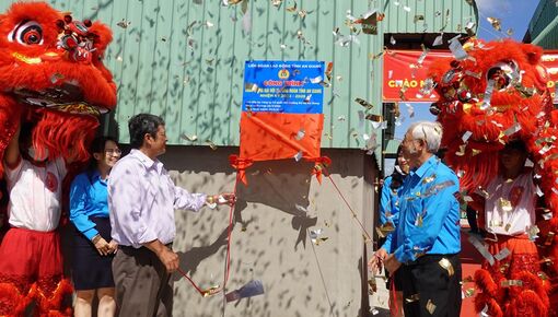 Gắn biển công trình thứ 2 chào mừng Đại hội Công đoàn tỉnh An Giang và Đại hội Công đoàn Việt Nam