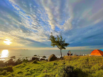 Bãi biển đón bình minh đẹp như Lý Sơn, Phú Quốc, cách Hà Nội chỉ 220km
