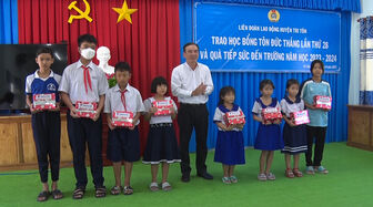 Trao Học bổng Tôn Đức Thắng cho học sinh huyện Tri Tôn