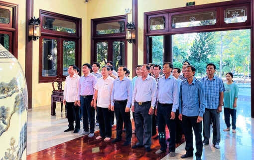 Đoàn công tác Ban Nội chính Trung ương dâng hương tưởng niệm Chủ tịch Tôn Đức Thắng