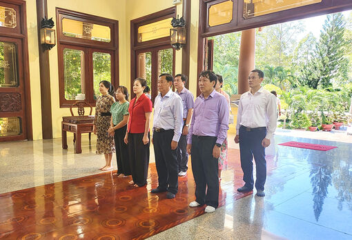 Phó Chủ tịch Ủy ban Trung ương MTTQ Việt Nam Trương Thị Ngọc Ánh viếng, dâng hương đền thờ Chủ tịch Tôn Đức Thắng