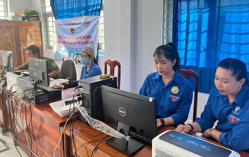 Tuổi trẻ Tri Tôn ra quân hỗ trợ người dân cài đặt định danh điện tử
