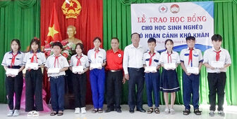 Trao 10 suất học bổng cho học sinh nghèo, có hoàn cảnh khó khăn ở huyện Châu Phú