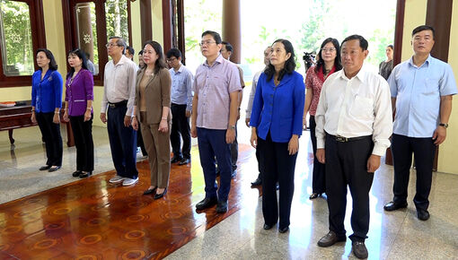 Phó Chủ tịch nước Cộng hòa Xã hội Chủ nghĩa Việt Nam Võ Thị Ánh Xuân dâng hoa, dâng hương tại đền thờ Chủ tịch Tôn Đức Thắng