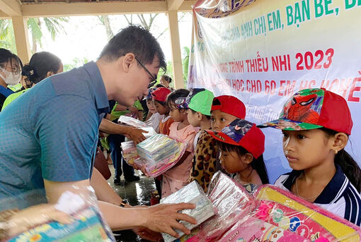“Xe bus yêu thương” đến với học sinh Khmer xã Châu Lăng
