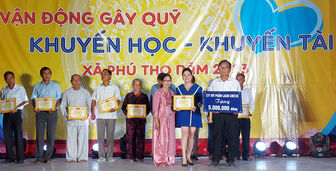 Đêm văn nghệ gây Quỹ Khuyến học – Khuyến tài xã Phú Thọ tiếp nhận trên 300 triệu đồng