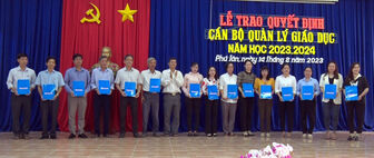 UBND huyện Phú Tân trao quyết định điều động, bổ nhiệm 37 viên chức quản lý ngành giáo dục, năm học 2023-2024