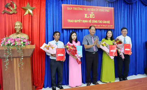 Ban Thường vụ Huyện ủy Châu Phú trao quyết định cán bộ