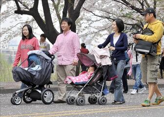 Hàn Quốc khuyến khích người dân tăng tỷ lệ sinh con