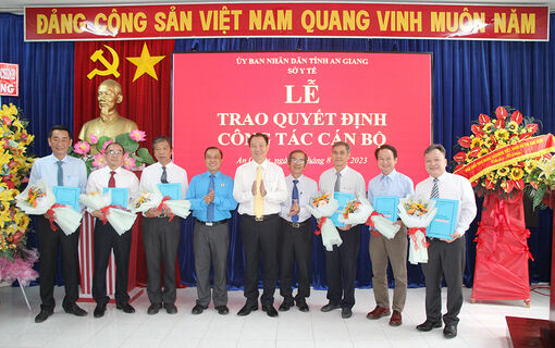 Sở Y tế An Giang trao quyết định công tác cán bộ
