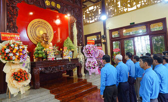 Phó Chủ tịch Tổng Liên đoàn Lao động Việt Nam dâng hương tại Khu Lưu niệm Chủ tịch Tôn Đức Thắng