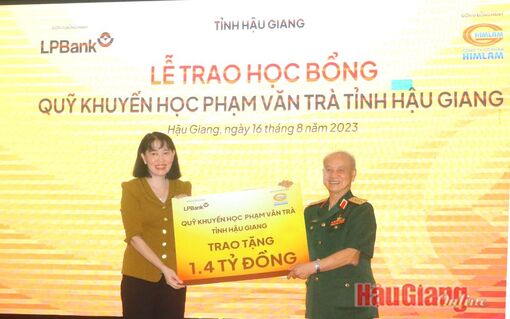 1.825 học sinh thuộc hộ nghèo, cận nghèo nhận học bổng Quỹ Khuyến học Phạm Văn Trà tỉnh Hậu Giang