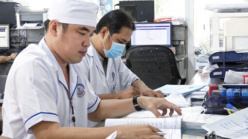 Điều dưỡng hết lòng vì sức khỏe người bệnh