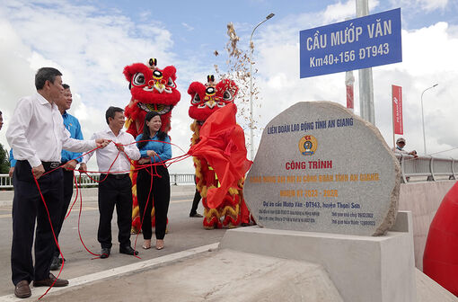 Gắn biển công trình cầu Mướp Văn – Đường tỉnh 943, chào mừng Đại hội Công đoàn tỉnh An Giang và Đại hội Công đoàn Việt Nam