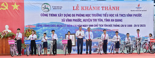 Những món quà dâng lên Bác Tôn