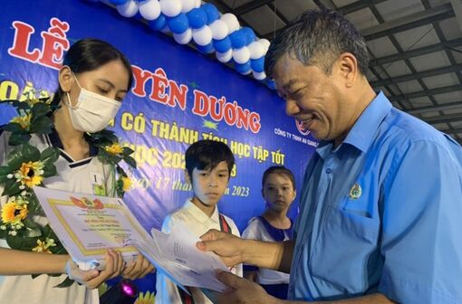 Gần 700 suất quà tuyên dương con đoàn viên của Công đoàn cơ sở Công ty TNHH An Giang Samho
