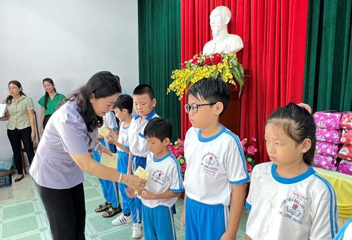UBND phường Mỹ Xuyên tiếp nhận và trao học bổng, học phẩm "Tiếp bước đến trường" năm học 2023 – 2024