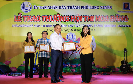 TP. Long Xuyên trao giải Hội thi hoa đăng mừng sinh nhật Chủ tịch Tôn Đức Thắng