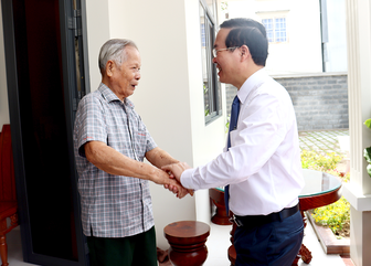 Chủ tịch nước Võ Văn Thưởng thăm gia đình chính sách tiêu biểu và cán bộ lão thành cách mạng ở TP. Long Xuyên