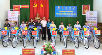 Công ty TNHH MTV Xổ số Kiến thiết An Giang trao 10 xe đạp cho học sinh nghèo xã biên giới Nhơn Hội