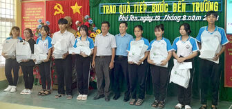 Quỹ Học bổng Vừ A Dính tiếp sức cho học sinh hoàn cảnh khó khăn tại huyện Phú Tân