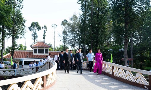Chủ tịch nước Võ Văn Thưởng viếng, dâng hương tại đền thờ Chủ tịch Tôn Đức Thắng