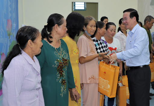 Chủ tịch nước Võ Văn Thưởng thăm, tặng quà Nhân dân xã Vĩnh Tế