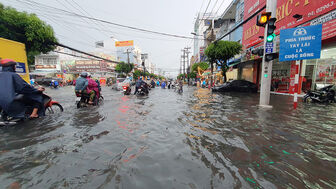 Đường phố TP. Long Xuyên ngập sâu sau mưa